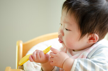 フォークに興味をもつ赤ちゃん