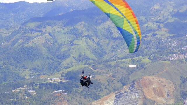 paraglider in the mountains - Parapente en las monta&ntilde;as