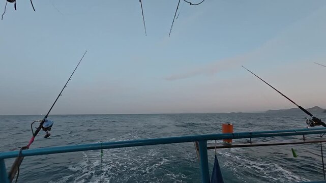푸른 바다를 가르고 나아가는 낚시배, 하얀 포말, 너울, 작은 섬들 그리고 낚시대까지... 여유로운 태국 배낚시, 
