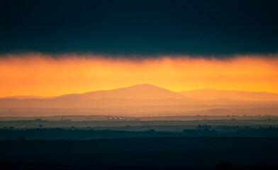Alvorecer nas montanhas
