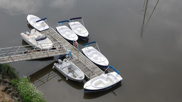 Petits bateaux &eacute;lectriques &agrave; louer &agrave; quai