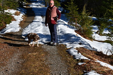 Frau und ihr Lagotto Romagnolo Hund wandern bei Seefeld in Tirol
