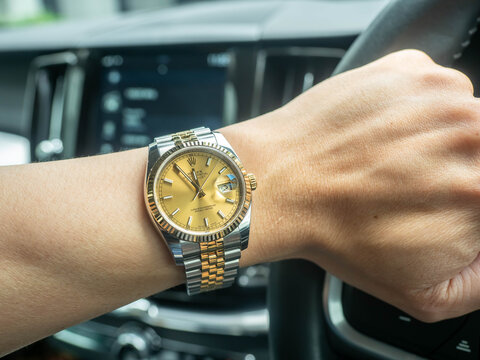 BANGKOK, THAILAND - AUGUST 12 : Rolex Datejust champagne dial with gold bezel and two tone jubilee strap wear on wrist in Bangkok, Thailand, on August 12, 2025.