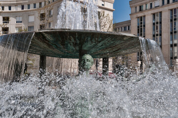 Fontaine &agrave; eau dans le nouveau centre de Montpellier, dans le quartier d'Antigone.