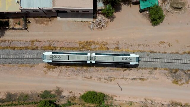 Vista a&eacute;rea con drone del Tren Solar recorriendo la Quebrada de Humahuaca, provincia de Jujuy, Argentina.