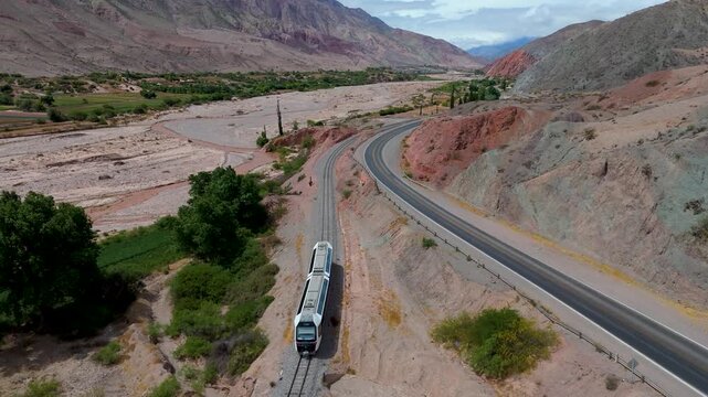 Vista a&eacute;rea con drone del Tren Solar recorriendo la Quebrada de Humahuaca, provincia de Jujuy, Argentina.
