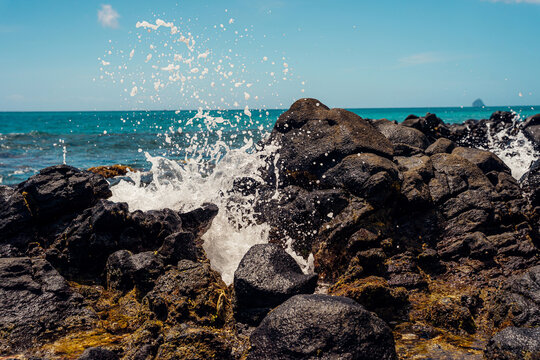 Onda del mare che si frantuma tra gli scogli