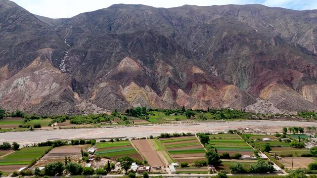 Vista a&eacute;rea con drone del pueblo de Maimar&aacute; en la provincia de Jujuy, Argentina