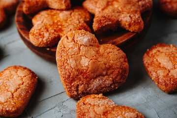 some coquetes de sagi on a gray table