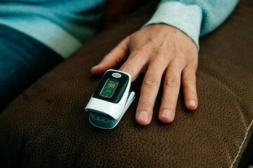 man measuring his blood oxygen saturation