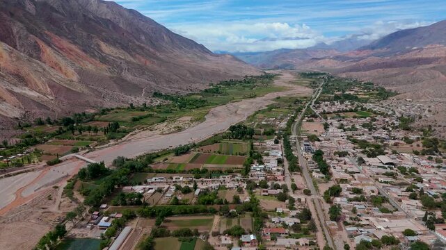 Vista a&eacute;rea con drone del pueblo de Maimar&aacute; en la provincia de Jujuy, Argentina