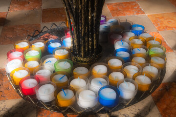 Candele colorate su un candelabro della cattedrale di Burano