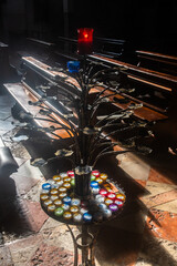 Candele colorate su un candelabro della cattedrale di Burano