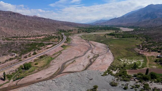 Vista a&eacute;rea con drone de la quebrada de Humahuaca, provincia de Jujuy, Argentina
