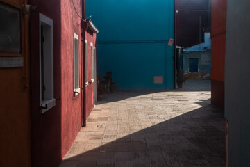 Uno scorcio dfelle case delll'isola di Burano con un raggio di sole