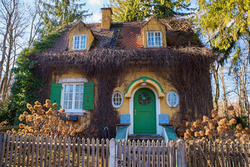 &uuml;berwachsenes historisches Schleusenw&auml;rterh&auml;uschen in M&uuml;nchen Thalkirchen, von vorne