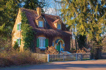 &uuml;berwachsenes historisches Schleusenw&auml;rterh&auml;uschen in M&uuml;nchen Thalkirchen