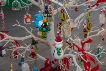 Un piccolo albero di natale decorato con delle statuine di vetro a Burano