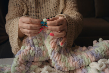 Making blanket from yarn without crochet hook or knitting needles