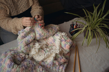 Making blanket from yarn without crochet hook or knitting needles