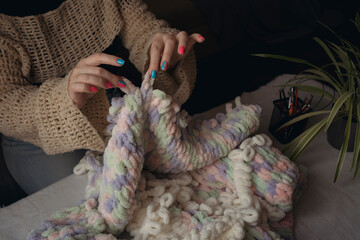 Making blanket from yarn without crochet hook or knitting needles