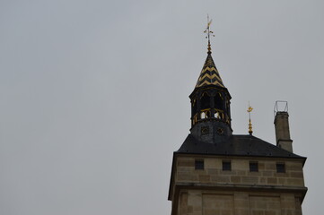 Torre con campanario decorado (edificio hist&oacute;rico parisino)