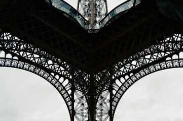 Estructura inferior de la Torre Eiffel (detalle met&aacute;lico)