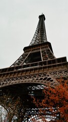 Torre Eiffel vista desde la base (perspectiva inclinada)
