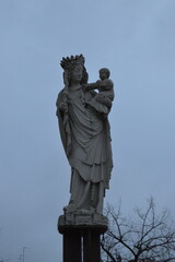 Estatua de madonna con niño (exterior, escultura religiosa)