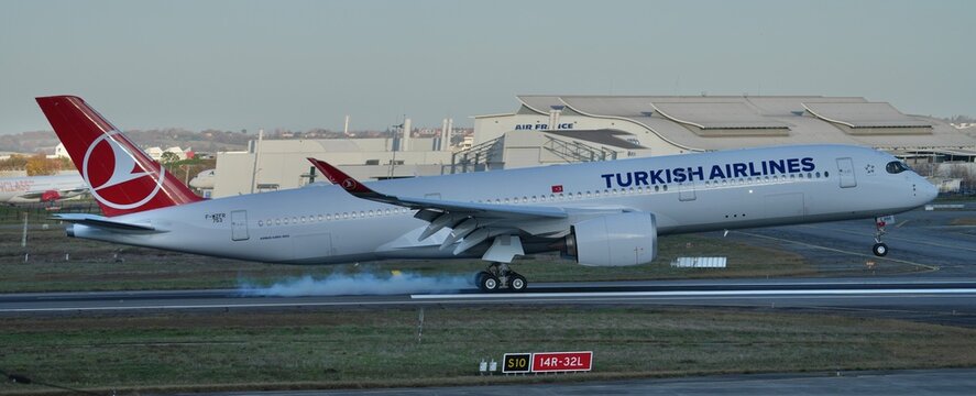 Turkish Airlines A350 pneus qui fument banni&egrave;re