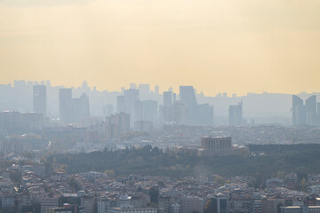 Obraz premium Environmental photographs taken from Ankara, the capital of Türkiye, and its castle, showing the silhouettes of buildings and Anıtkabir (Mausoleum of Atatürk) against the backdrop of sunset.