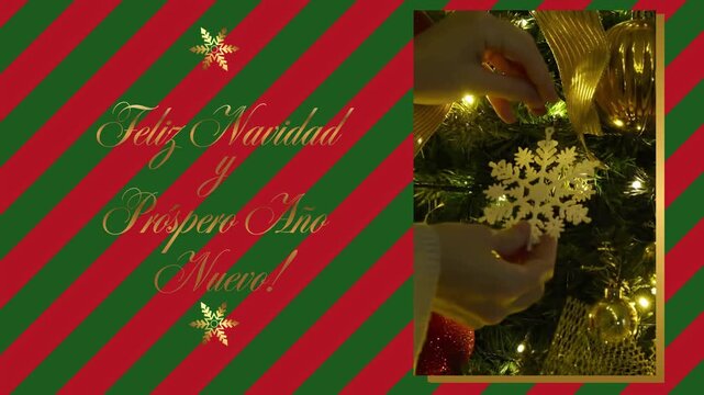 Tarjeta de v&iacute;deo navide&ntilde;a con felicitaci&oacute;n animada y texto dorado Feliz Navidad y Pr&oacute;spero A&ntilde;o Nuevo en espa&ntilde;ol sobre un fondo de rayas rojas y verdes y un v&iacute;deo con un &aacute;rbol de navidad decorado.