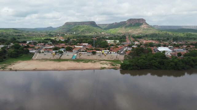 Cidade de Amarante no sul do Piau&iacute; e serra dp S&atilde;o Francisco em S&atilde;o Francisco do Maranh&atilde;o