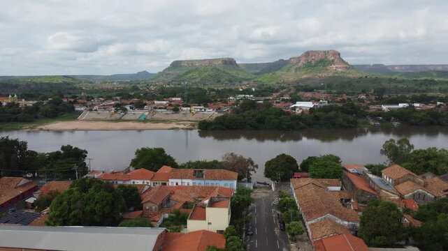 Cidade de Amarante no sul do Piau&iacute; e serra dp S&atilde;o Francisco em S&atilde;o Francisco do Maranh&atilde;o