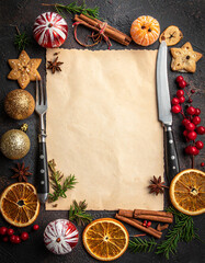 Diseño plantilla con espacio libre para menú de comida y cena de navidad o fiesta de fin de año con marco de decoracion navideña, cubiertos y frutos secos