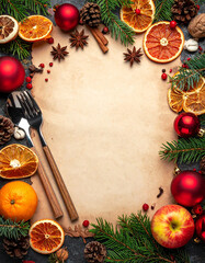 Diseño plantilla con espacio libre para menú de comida y cena de navidad o fiesta de fin de año con marco de decoracion navideña, cubiertos y frutos secos