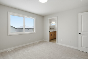 Obraz premium Large, empty room with a window and a door