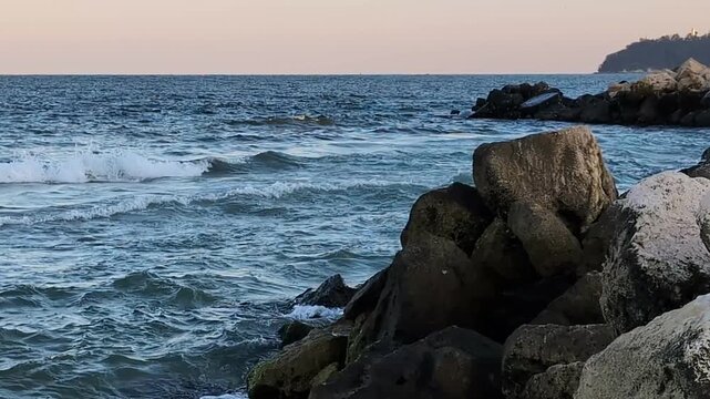 Les falaises c&ocirc;ti&egrave;res r&eacute;sistent aux vagues d&eacute;ferlantes, dissimulant une puissance sous-marine.