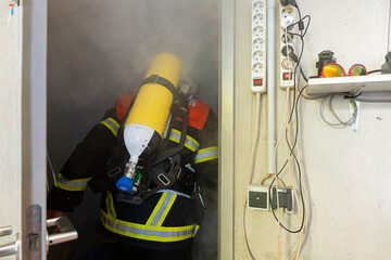 Feuerwehrmann betritt einen verrauchten Raum