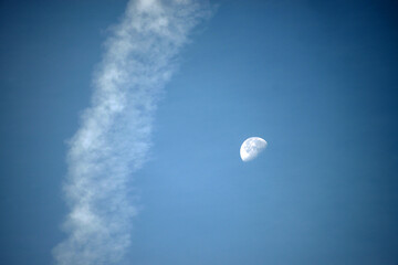 飛行機雲と月