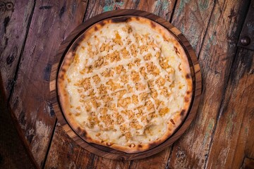 Pizza de massa fina com frango e catupiry
