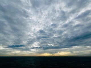 Blick &uuml;ber die Nordsee beim Sonnenuntergang mit dramatischen Wolken am Himmel
