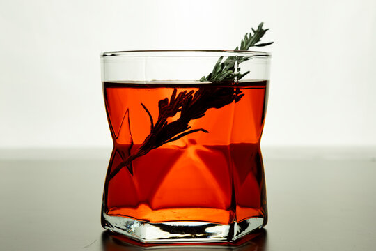 Vaso de coctel rojo a contraluz