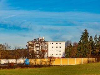 Dorf hinter einer Lärmschutzwand