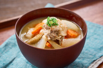 豚汁（豚肉と根菜の具だくさん味噌汁）