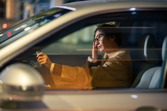 車　ドライブ　居眠り運転　男性