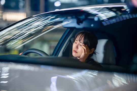 女性　車　ドライブ　居眠り運転
