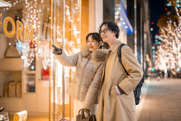 男女　イルミネーション　デート