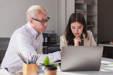 Senior mentor training young business team member