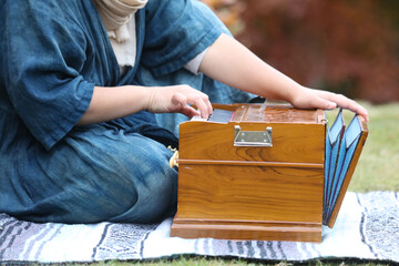 ハルモニウムの演奏をする女性